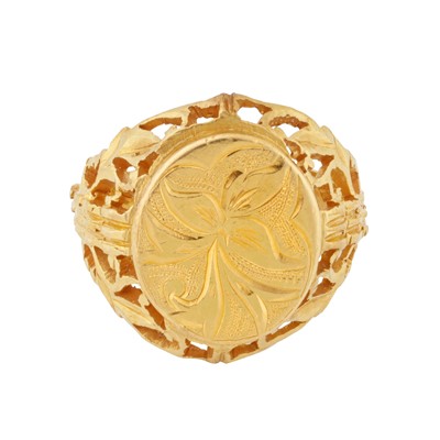 Lot 362 - A floral signet ring