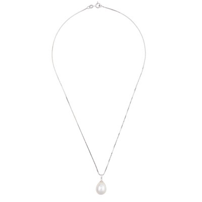 Lot 236 - A pearl pendant necklace