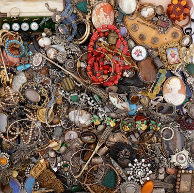 Lot 477 - A collection of silver and costume jewellery