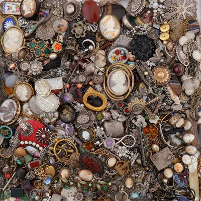 Lot 478 - A collection of silver and costume jewellery