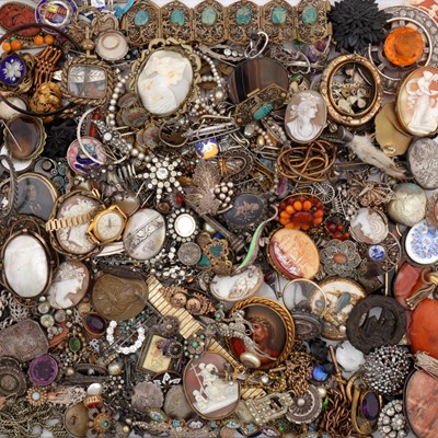 Lot 479 - A collection of silver and costume jewellery