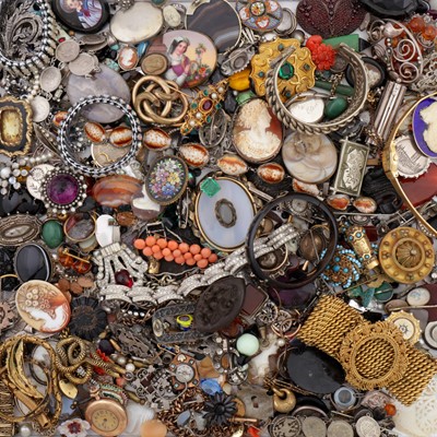 Lot 480 - A collection of silver and costume jewellery