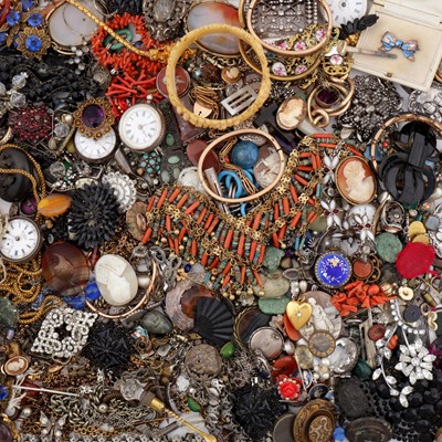 Lot 481 - A collection of silver and costume jewellery