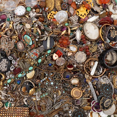 Lot 484 - A collection of silver and costume jewellery