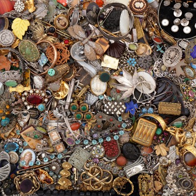 Lot 485 - A collection of silver and costume jewellery