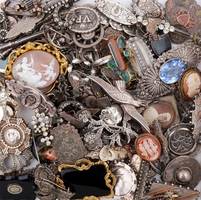 Lot 463 - A collection of brooches