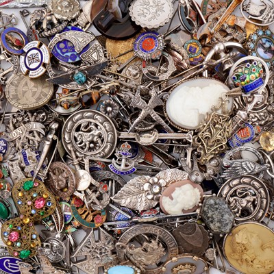 Lot 464 - A collection of brooches