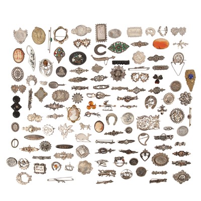 Lot 271 - A collection of brooches