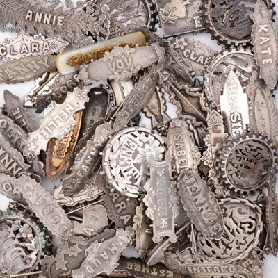 Lot 491 - A collection of name brooches