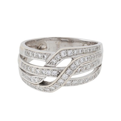 Lot 301 - A diamond crossover ring