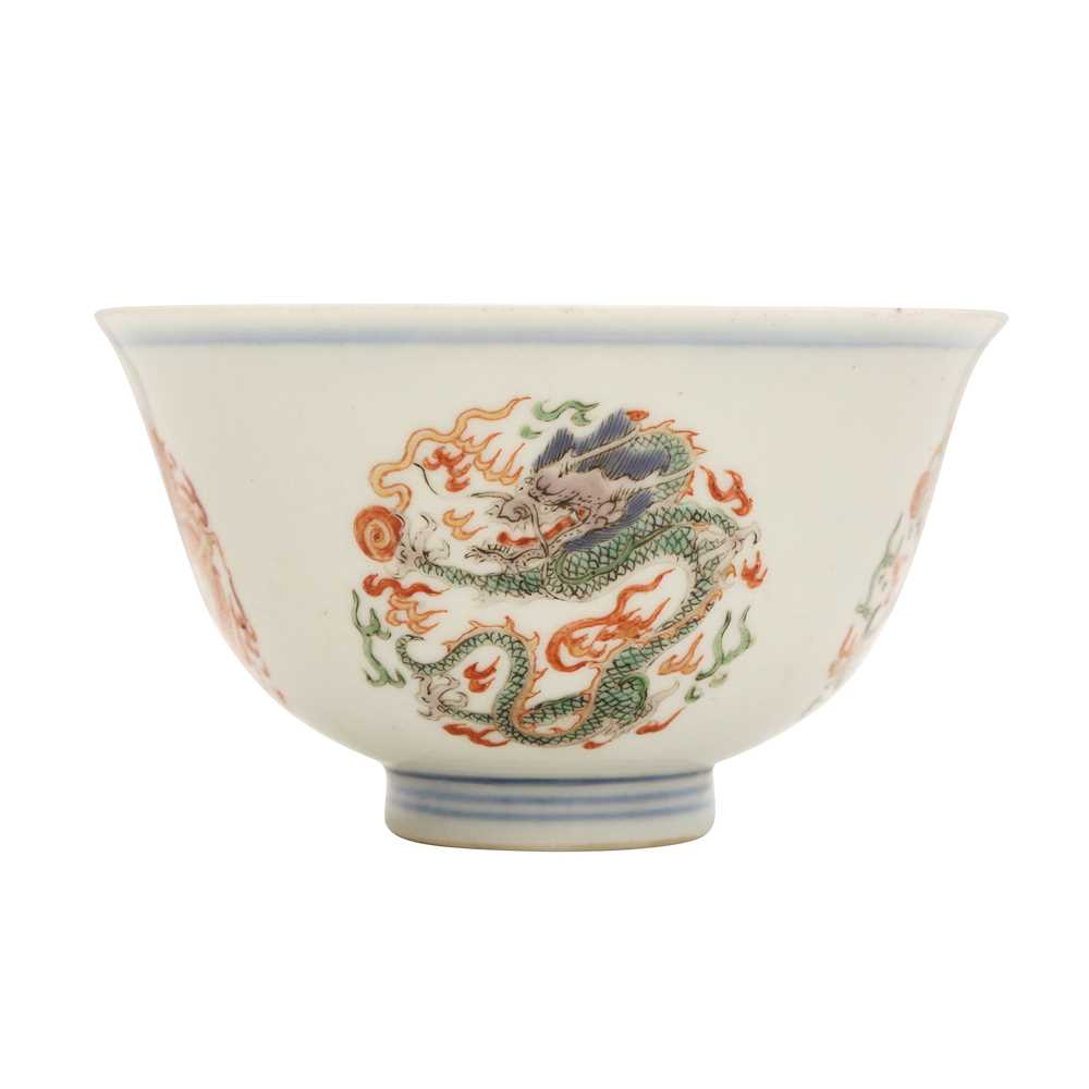 Lot 506 - A Chinese famille-verte 'dragons' bowl, 19th - 20th century