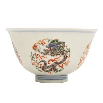 Lot 506 - A Chinese famille-verte 'dragons' bowl, 19th - 20th century