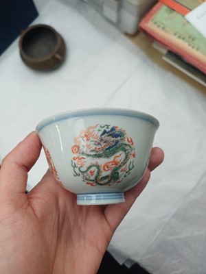 Lot 506 - A Chinese famille-verte 'dragons' bowl, 19th - 20th century