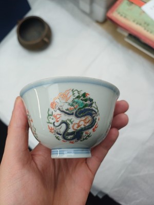 Lot 506 - A Chinese famille-verte 'dragons' bowl, 19th - 20th century