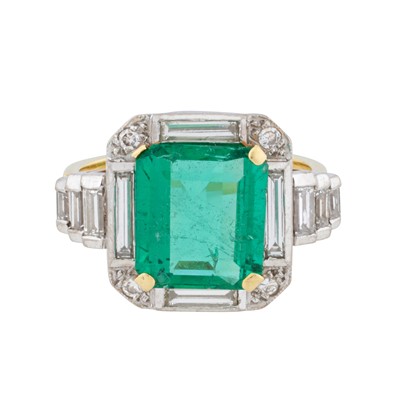 Lot 130 - An emerald and diamond ring