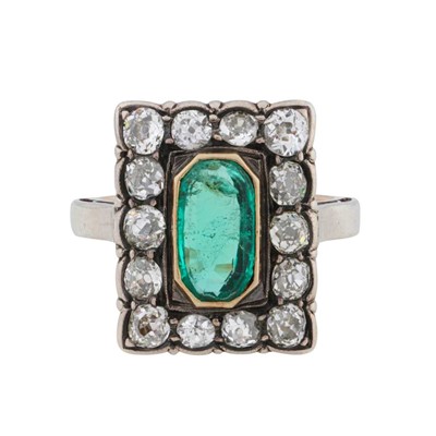 Lot 127 - An emerald and diamond ring