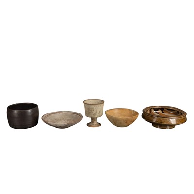 Lot 375 - A group of British studio pottery by various makers