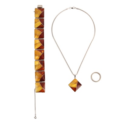 Lot 330 - An amber neklace, bracelet and ring suite