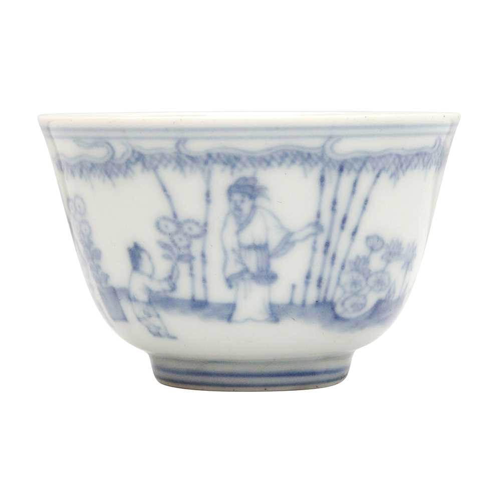 Lot 77 - A Chinese blue and white 'figural' cup, Qing Dynasty, 18th century
