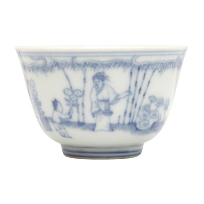 Lot 254 - A Chinese blue and white 'figural' cup, Qing Dynasty, 18th century