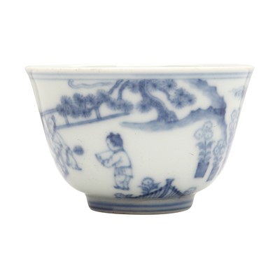 Lot 77 - A Chinese blue and white 'figural' cup, Qing Dynasty, 18th century