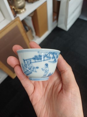 Lot 77 - A Chinese blue and white 'figural' cup, Qing Dynasty, 18th century