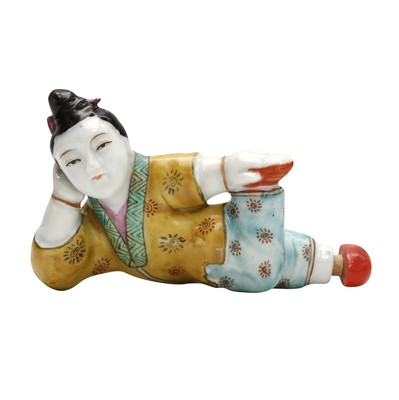 Lot 760 - A Chinese famille-rose 'recumbent figure' snuff bottle, 19th century
