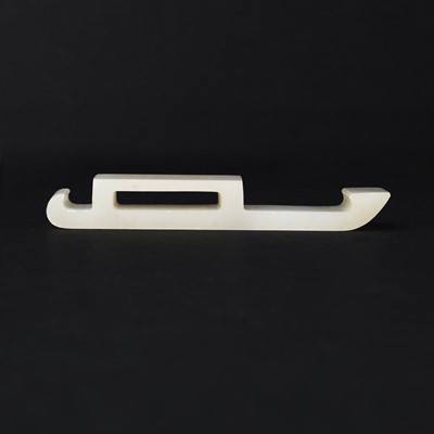 Lot 91 - A Chinese archaistic white jade 'taotie' belt hook, Qing dynasty, 18th/19th century