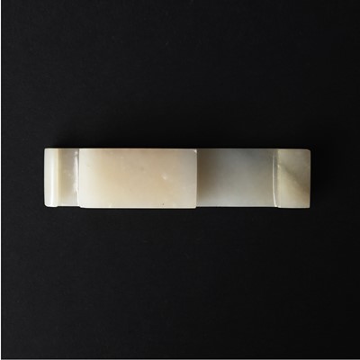 Lot 91 - A Chinese archaistic white jade 'taotie' belt hook, Qing dynasty, 18th/19th century