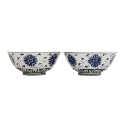Lot 269 - A pair of Chinese blue and white 'lotus scroll' bowls, Qing dynasty, Guangxu marks and of the period