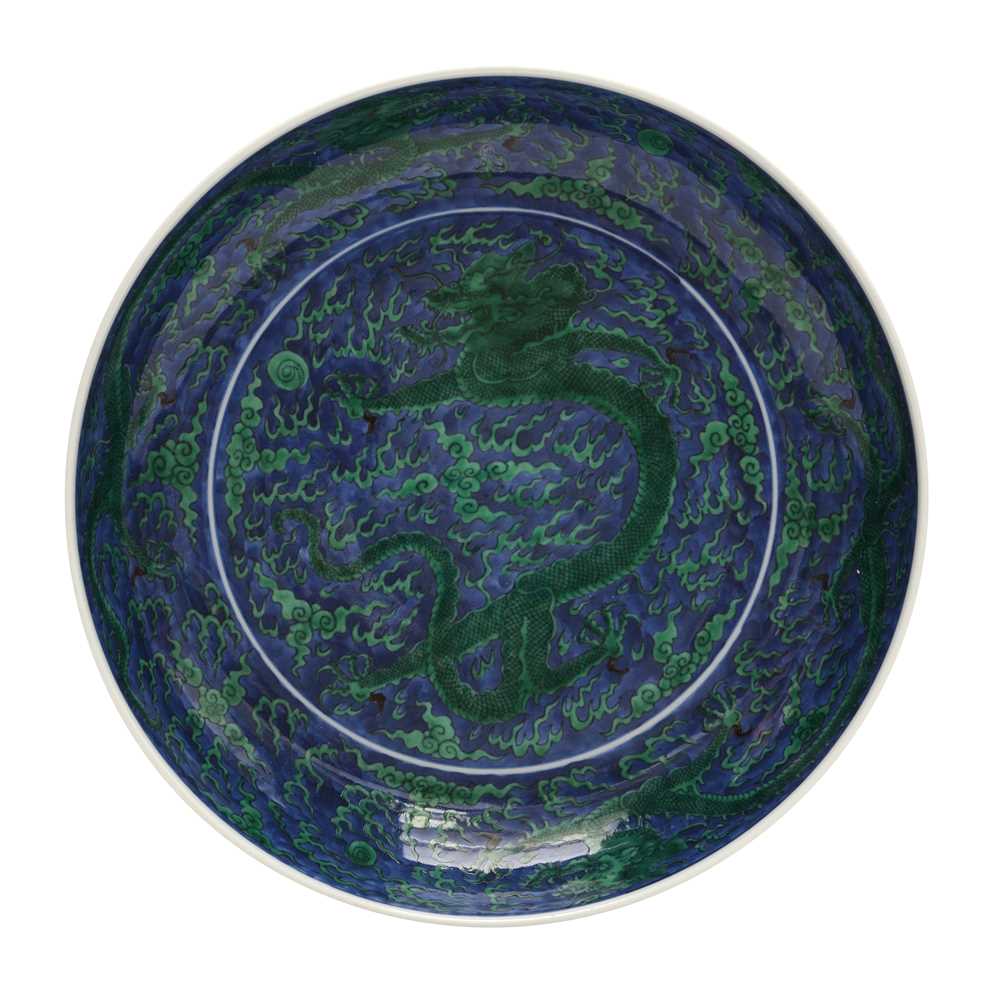342 - A Chinese green-enamelled 'dragon' dish, late Qing dynasty, Kangxi mark