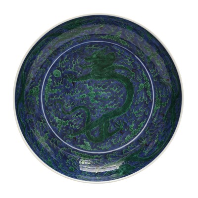Lot 342 - A Chinese green-enamelled 'dragon' dish, late Qing dynasty, Kangxi mark