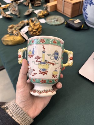 Lot 50 - A Chinese famille-verte twin-handled 'hundred antiques' pot and cover, Qing Dynasty, Kangxi period