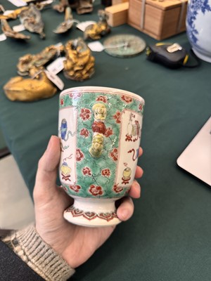 Lot 50 - A Chinese famille-verte twin-handled 'hundred antiques' pot and cover, Qing Dynasty, Kangxi period