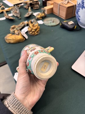 Lot 50 - A Chinese famille-verte twin-handled 'hundred antiques' pot and cover, Qing Dynasty, Kangxi period