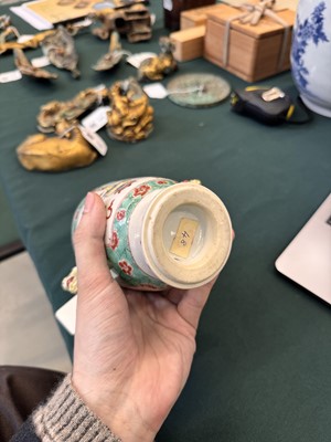 Lot 50 - A Chinese famille-verte twin-handled 'hundred antiques' pot and cover, Qing Dynasty, Kangxi period