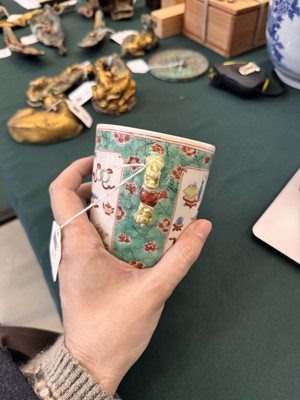 Lot 50 - A Chinese famille-verte twin-handled 'hundred antiques' pot and cover, Qing Dynasty, Kangxi period