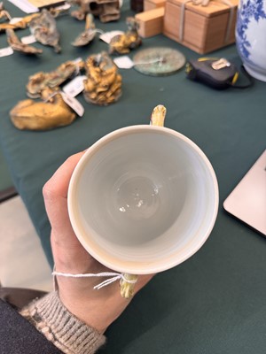 Lot 50 - A Chinese famille-verte twin-handled 'hundred antiques' pot and cover, Qing Dynasty, Kangxi period