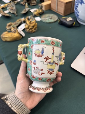 Lot 50 - A Chinese famille-verte twin-handled 'hundred antiques' pot and cover, Qing Dynasty, Kangxi period