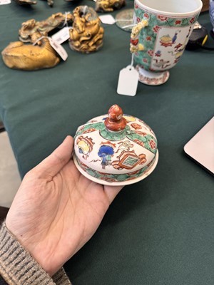 Lot 50 - A Chinese famille-verte twin-handled 'hundred antiques' pot and cover, Qing Dynasty, Kangxi period