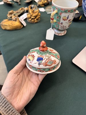 Lot 50 - A Chinese famille-verte twin-handled 'hundred antiques' pot and cover, Qing Dynasty, Kangxi period