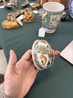 Lot 50 - A Chinese famille-verte twin-handled 'hundred antiques' pot and cover, Qing Dynasty, Kangxi period
