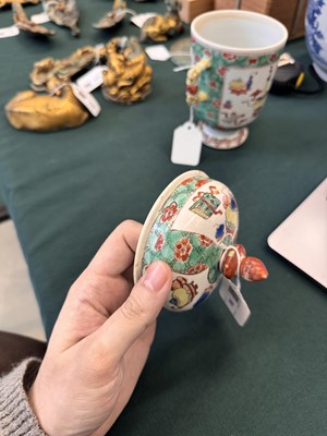 Lot 50 - A Chinese famille-verte twin-handled 'hundred antiques' pot and cover, Qing Dynasty, Kangxi period