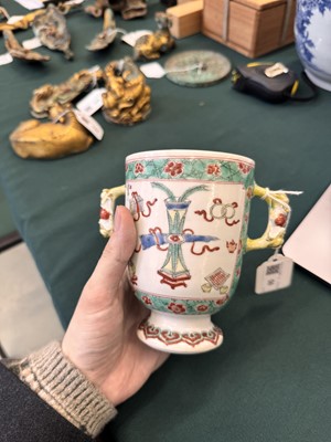 Lot 50 - A Chinese famille-verte twin-handled 'hundred antiques' pot and cover, Qing Dynasty, Kangxi period