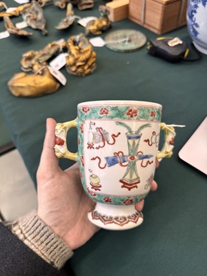 Lot 50 - A Chinese famille-verte twin-handled 'hundred antiques' pot and cover, Qing Dynasty, Kangxi period