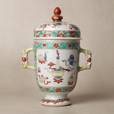 Lot 26 - A Chinese famille-verte twin-handled 'hundred antiques' pot and cover, Qing Dynasty, Kangxi period