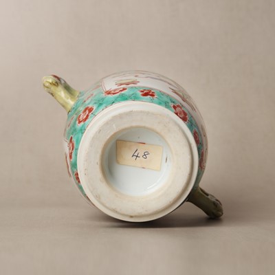 Lot 26 - A Chinese famille-verte twin-handled 'hundred antiques' pot and cover, Qing Dynasty, Kangxi period