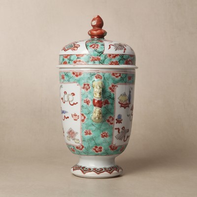 Lot 26 - A Chinese famille-verte twin-handled 'hundred antiques' pot and cover, Qing Dynasty, Kangxi period