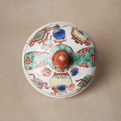 Lot 26 - A Chinese famille-verte twin-handled 'hundred antiques' pot and cover, Qing Dynasty, Kangxi period