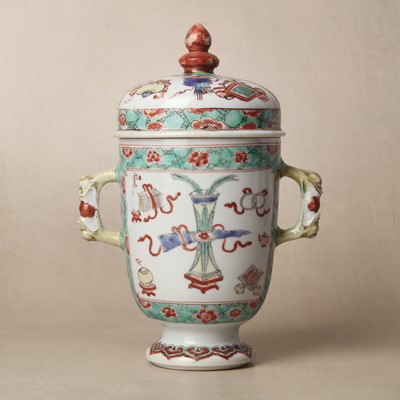 Lot 26 - A Chinese famille-verte twin-handled 'hundred antiques' pot and cover, Qing Dynasty, Kangxi period